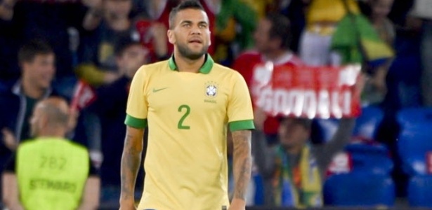 Daniel Alves lamenta após fazer gol contra no amistoso entre Brasil e Suíça