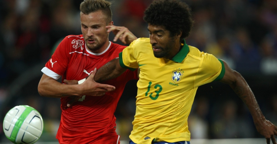 14.ago.2013 - Dante briga pela bola durante amistoso da seleção brasileira contra a Suíça