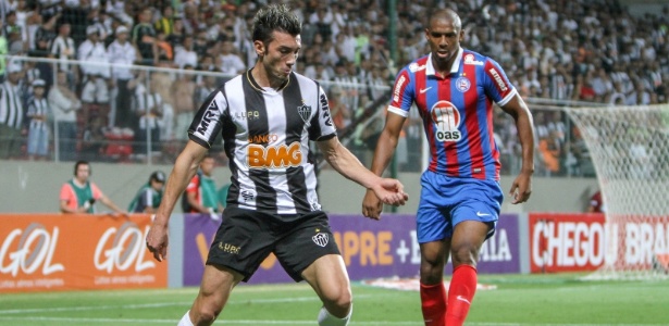 Dátolo (e) tenta fugir da marcação durante a partida contra o Bahia no Independência - Bruno Cantini/Atlético-MG/Divulgação