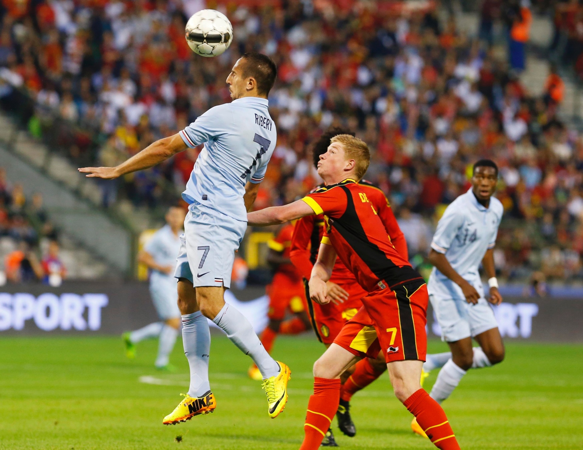 14.ago.2013 - Frank Ribèry, meia da França, tenta dominar a bola no alto durante amistoso contra a Bélgica - REUTERS/Yves Herman