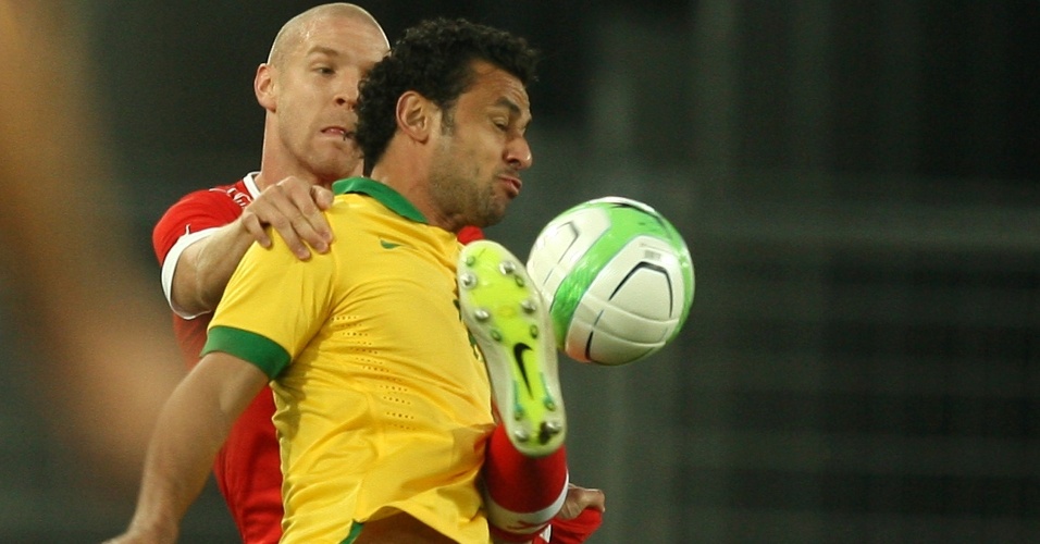 14.ago.2013 - Fred disputa bola durante amistoso do Brasil contra a Suíça na Basileia