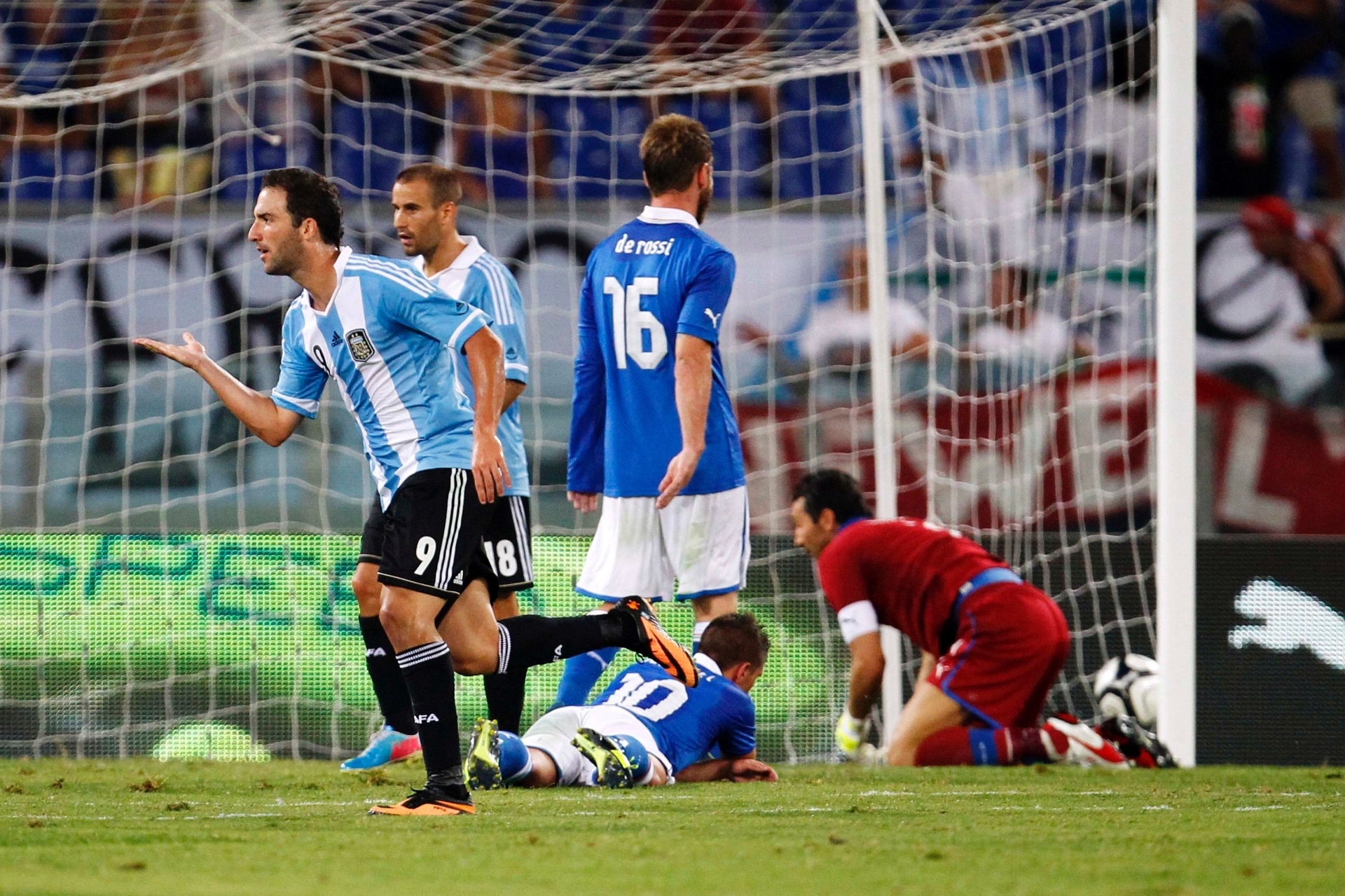 14.ago.2013 - Higuaín (esq) comemora após anotar gol sobre a Itália em amistoso - REUTERS/Giampiero Sposito