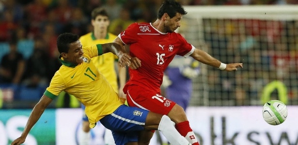 Luiz Gustavo disputa jogada durante derrota do Brasil para a Suíça em amistoso - Ruben Sprich/Reuters