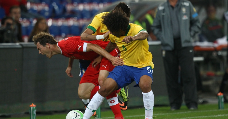 14.ago.2013 - Marcelo tenta desarmar oponente durante amistoso da seleção brasileira contra a Suíça