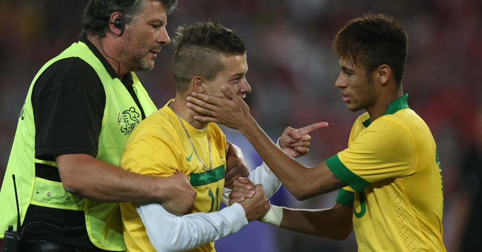 14.ago.2013 - Neymar cumprimenta adversário após a derrota da seleção brasileira por 1 a 0 em amistoso contra a Suíça