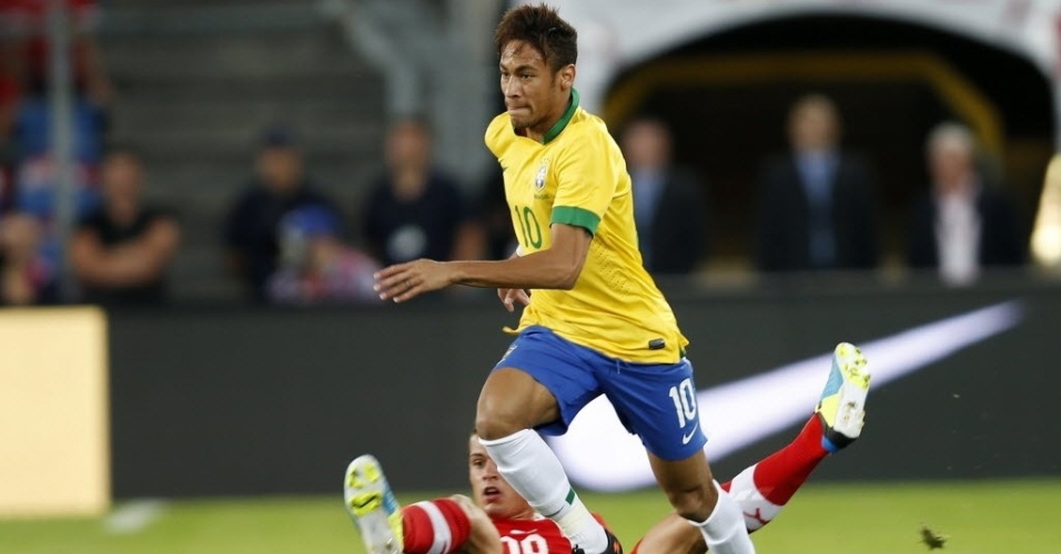 14.ago.2013 - Neymar deixa Granit Xhaka para trás durante amistoso da seleção brasileira contra a Suíça
