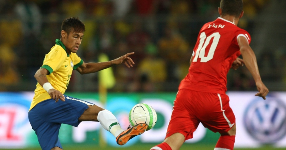 14.ago.2013 - Neymar domina a bola durante amistoso da seleção brasileira contra a Suíça na Basileia