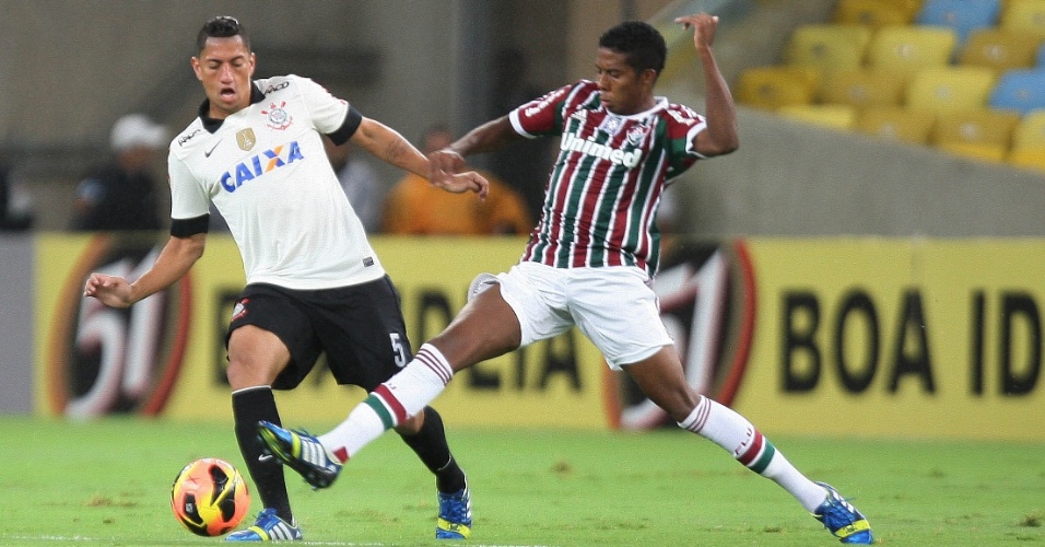 14.ago.2013 - Ralf tenta o passe durante a partida entre Fluminense e Corinthians no Maracanã
