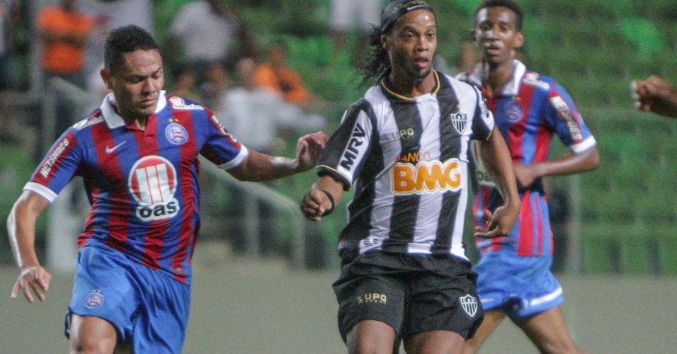 14.ago.2013 - Ronaldinho Gaúcho tenta jogada durante a partida entre Atlético-MG e Bahia no Independência