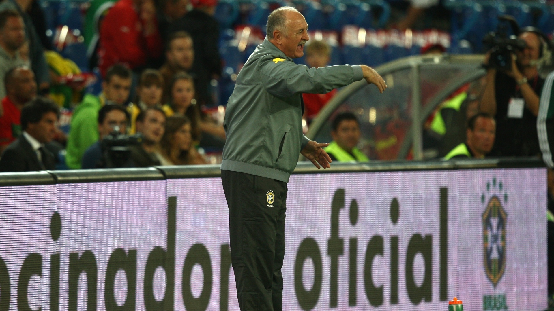 14.ago.2013 - Técnico Luiz Felipe Scolari orienta a seleção brasileira no amistoso contra a Suíça