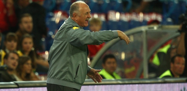 Técnico Luiz Felipe Scolari orienta a seleção brasileira no amistoso contra a Suíça