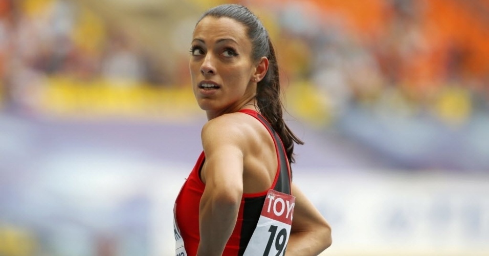15.ago.2013 - Ivet Lalova, da Bulgária, observa seu tempo nas eliminatórias dos 200 m