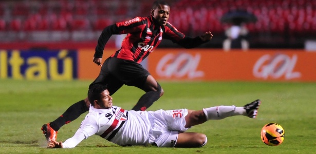 15.ago.2013 - Marcelo, atacante do Atlético-PR, disputa lance com Reinaldo, do São Paulo, durante jogo válido pelo Brasileirão - Junior Lago/UOL