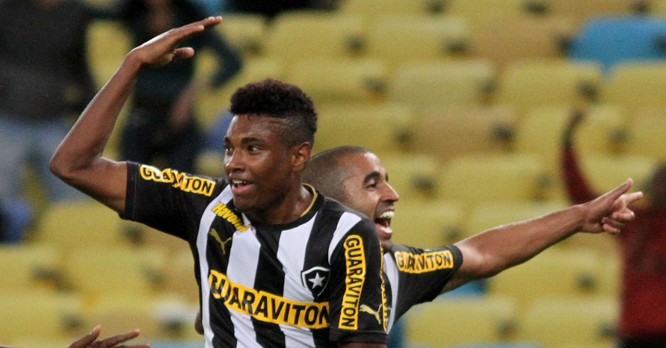 15.ago.2013 - Vitinho, atacante do Botafogo, comemora o terceiro gol do clube carioca sobre o Internacional