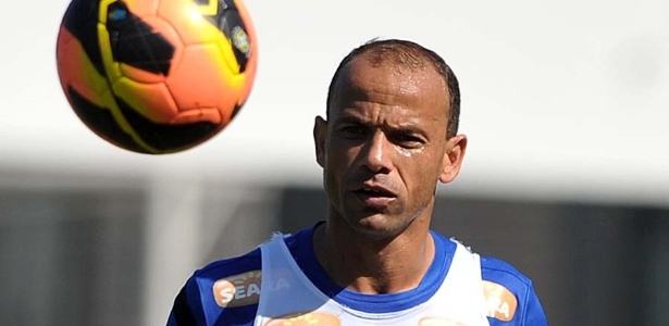Léo teve dificuldades para marcar atacante do Atlético-PR e foi substituído por cansaço - Divulgação/SantosFC