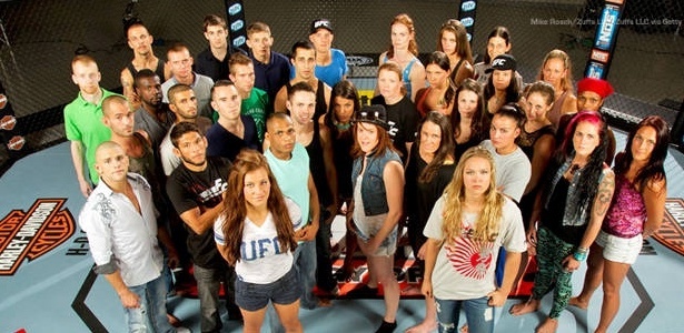 Ronda Rousey e Miesha Tate posam com o elenco do TUF 18 - Divulgação/UFC
