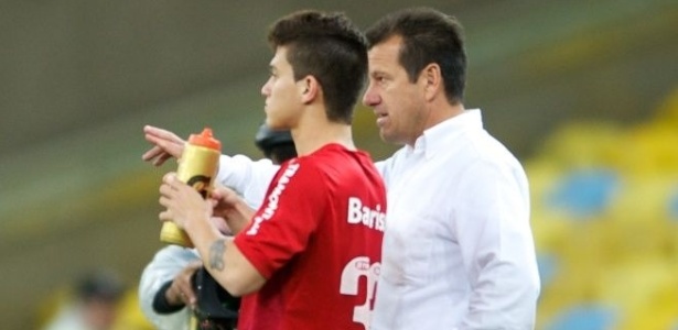 Conversa de Dunga (f) com o time, após jogo com Botafogo,  foi revelada pelo meia Alex - Alexandre Lops/AI Inter