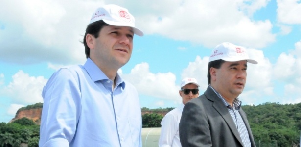 O prefeito de Recife, Geraldo Júlio, visitou o CT acompanhado por Paulo Wanderley - Simone Vilar/Site oficial do Náutico