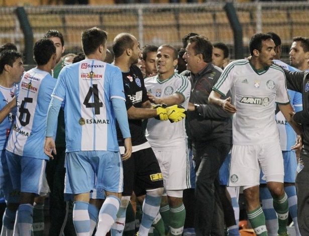 Jogadores de Palmeiras e Paysandu se desentendem durante partida no Pacaembu - Reinaldo Canato/UOL