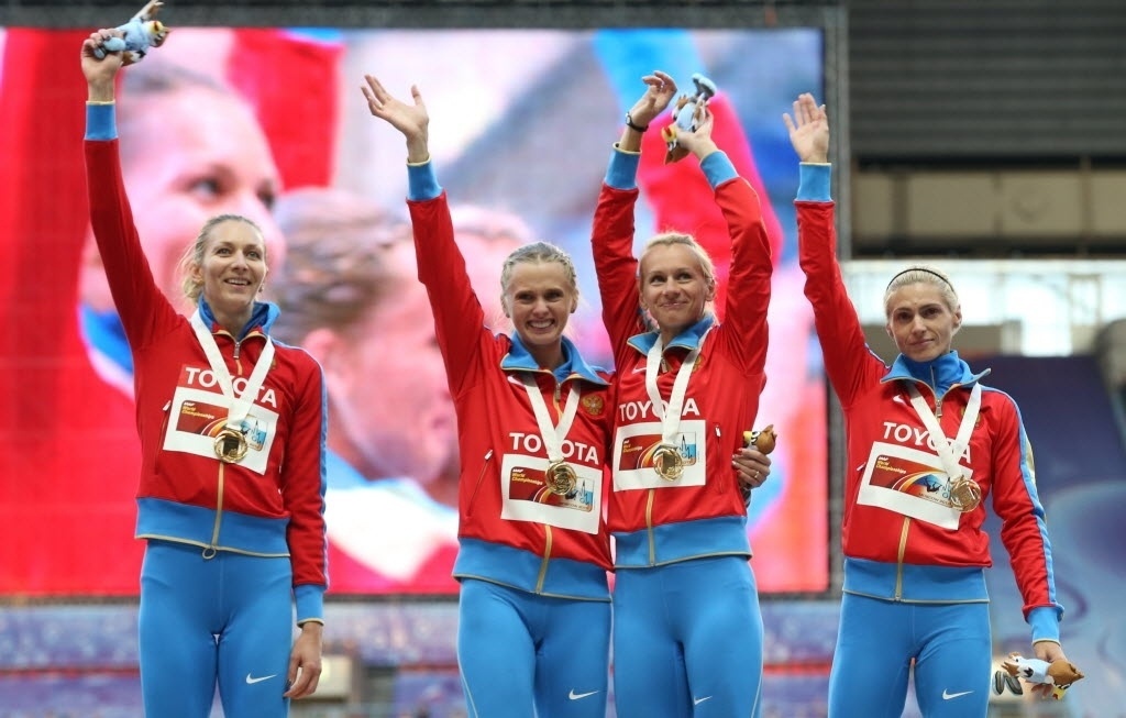 18.08.13 - Kseniya Ryzhova e Tatyana Firova ficam abraçadas no pódio depois do ouro - AFP PHOTO / ALEXANDER NEMENOV