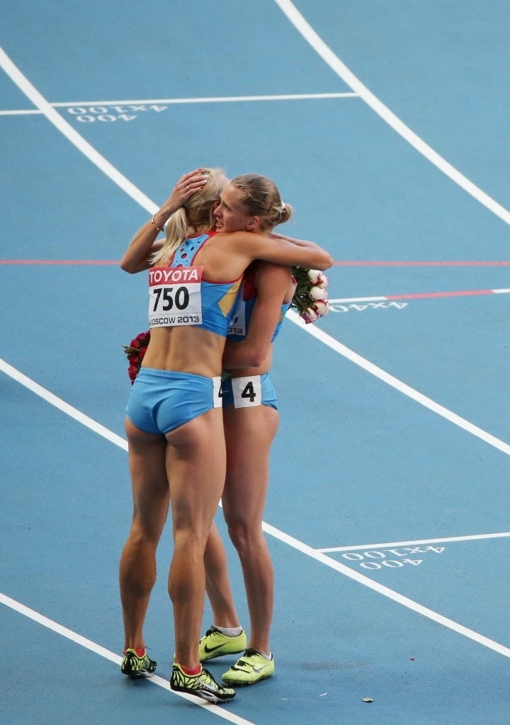 18.08.13 - Kseniya Ryzhova e Tatyana Firova se abraçam após vencer a prova - AFP PHOTO / LOIC VENANCE