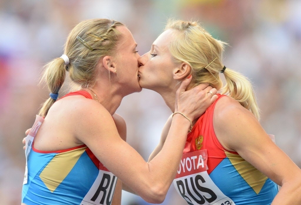 18.08.13 - Kseniya Ryzhova e Tatyana Firova se beijam logo após vencer a prova - YURI KADOBNOV/AFP
