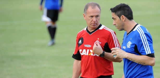 Chicão (dir.) ainda está entregue ao departamento médico e desfalcará o Flamengo no domingo - Fla Imagem