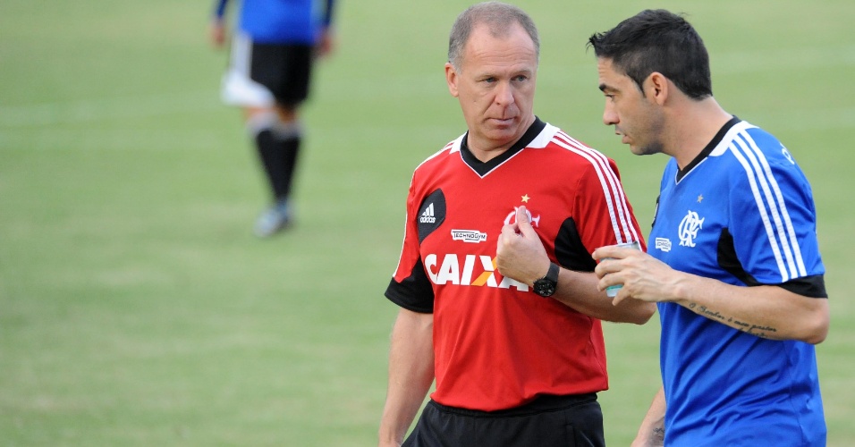 Chicão e Mano Menezes conversam durante treinamento do Flamengo no Ninho do Urubu