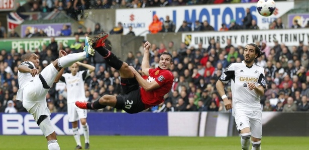 Van Persie faz acrobacia para marcar um golaço na partida do United contra o Swansea - AFP PHOTO/IAN KINGTON