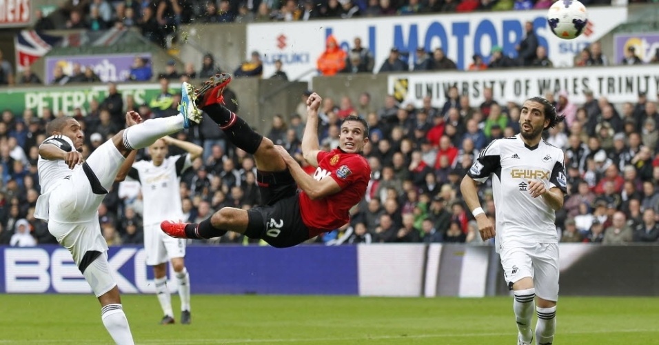 Robin van Persie faz acrobacia para marcar um golaço na partida do Manchester United contra o Swansea