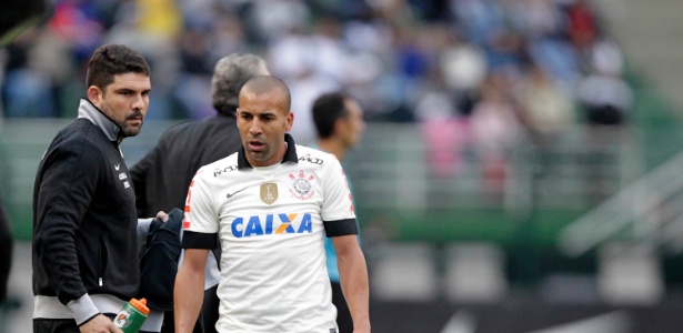 Sheik fica irritado ao ser substituído e ignora Tite na vitória do Corinthians sobre o Coritiba, por 1 a 0 - Reinaldo Canato/UOL