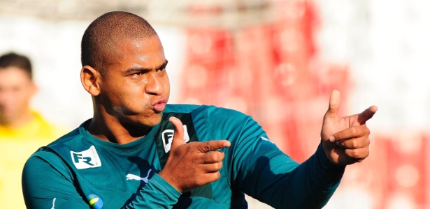 Atacante Walter teve boa passagem pelo Goiás entre 2012 e 2013 - RODRIGO VILLALBA/FUTURA PRESS/ESTADÃO CONTEÚDO