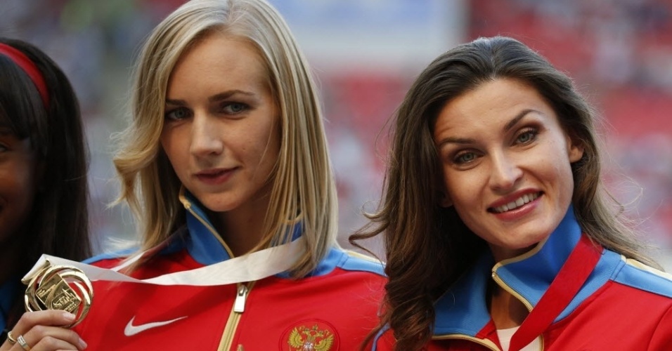 18.ago.2013 - As russas Svetlana Shkolin (ouro) e Anna Chicherova (bronze) posam no pódio do salto em altura