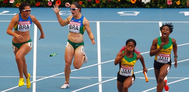 Equipe brasileira derrubou o bastão na final do revezamento 4x100 feminino em Moscou - REUTERS/Gary Hershorn
