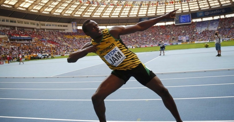 18.ago.2013 - Usain Bolt faz o sinal do raio para comemorar o ouro no revezamento 4x100 m pela Jamaica