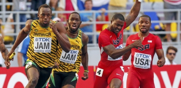 Bolt recebe bastão em prova de revezamento vencida pela Jamaica no último mundial de atletismo - REUTERS/Grigory Dukor