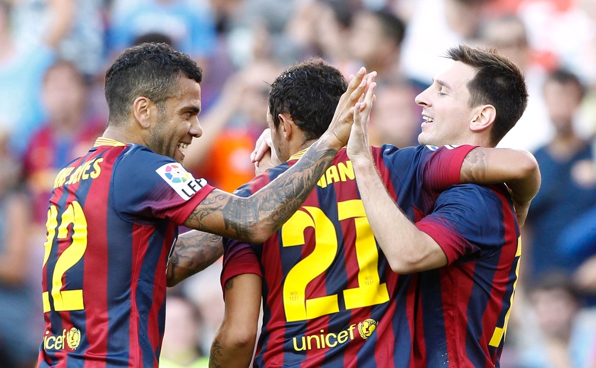 Dani Alves, Adriano e Messi comemoram gol contra o Levante - REUTERS/Albert Gea