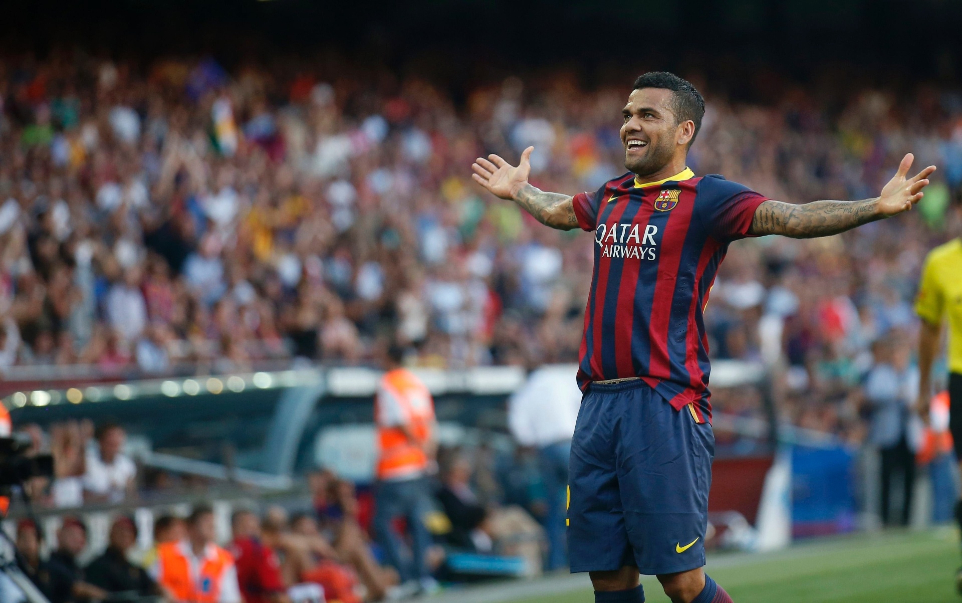 Daniel Alves comemora gol marcado contra o Levante no Campeonato Espanhol - REUTERS/Albert Gea