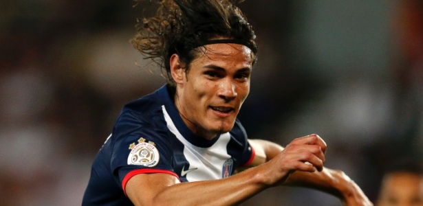 Edinson Cavani corre para disputar bola na partida entre PSG e Ajaccio - REUTERS/Benoit Tessier