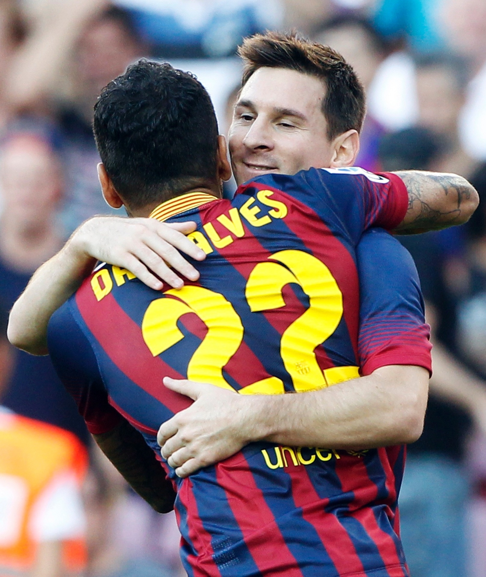 Messi abraça Daniel Alves após brasileiro marcar pelo Barcelona - REUTERS/Albert Gea