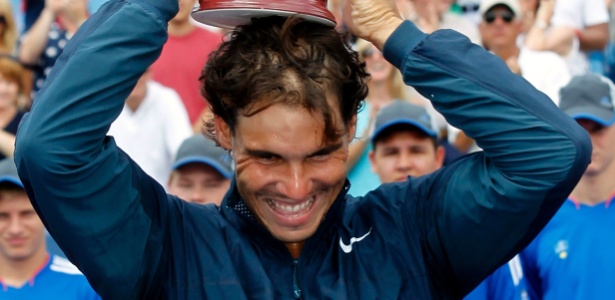 Rafael Nadal sorri com o troféu do Masters 1000 de Cincinnati, conquistado no último domingo - REUTERS/John Sommers II