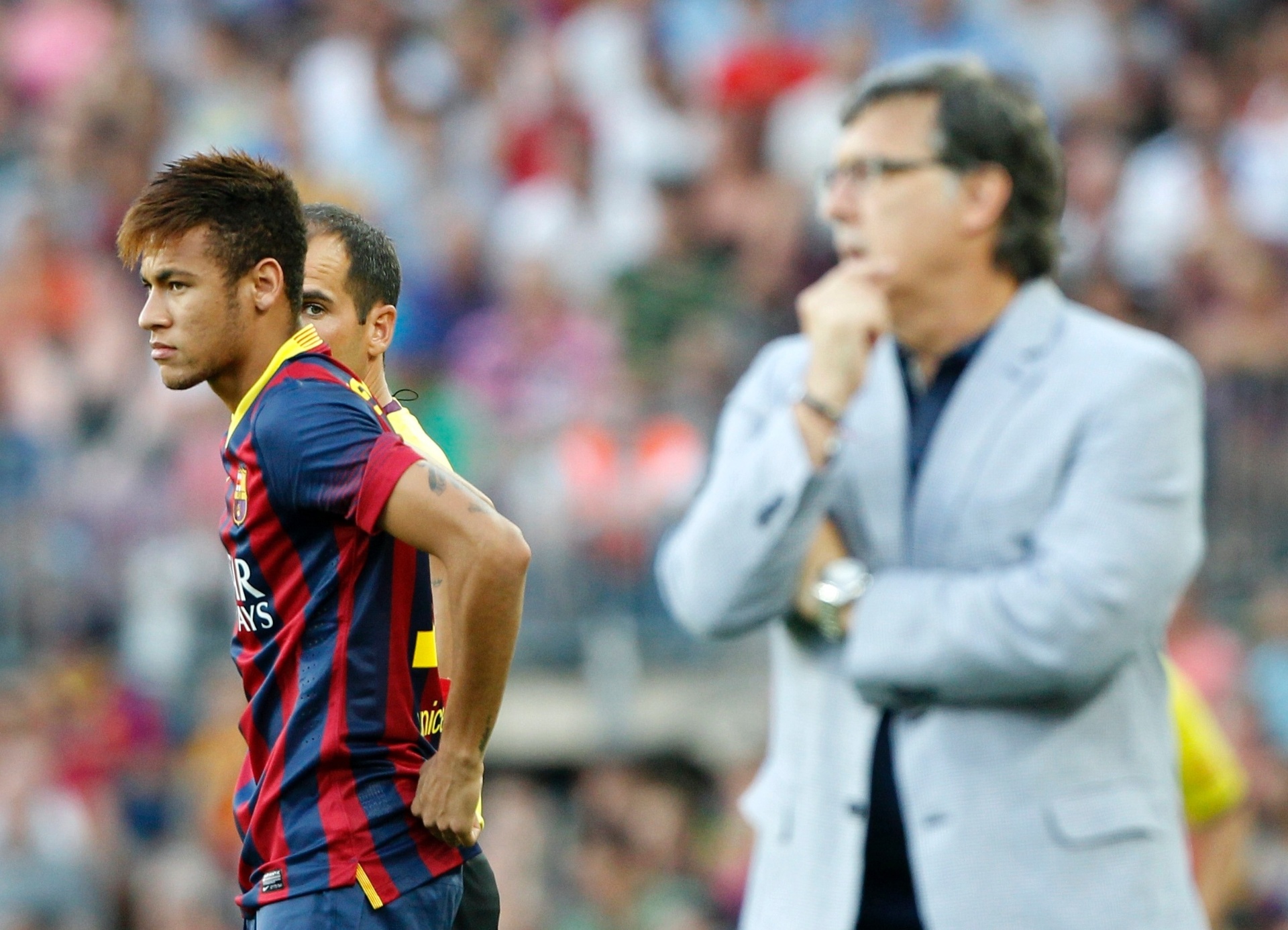 Neymar espera para entrar em campo no jogo entre Barcelona e Levante - REUTERS/Albert Gea