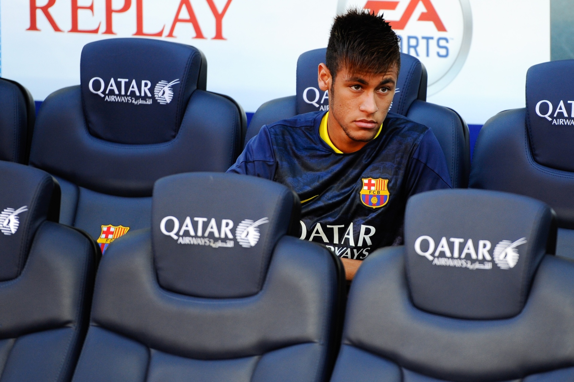 Neymar observa do banco a partida entre Barcelona e Levante - Getty Images/David Ramos