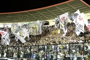 Troféu empate: torcedores do Vasco fazem a festa após equipe não