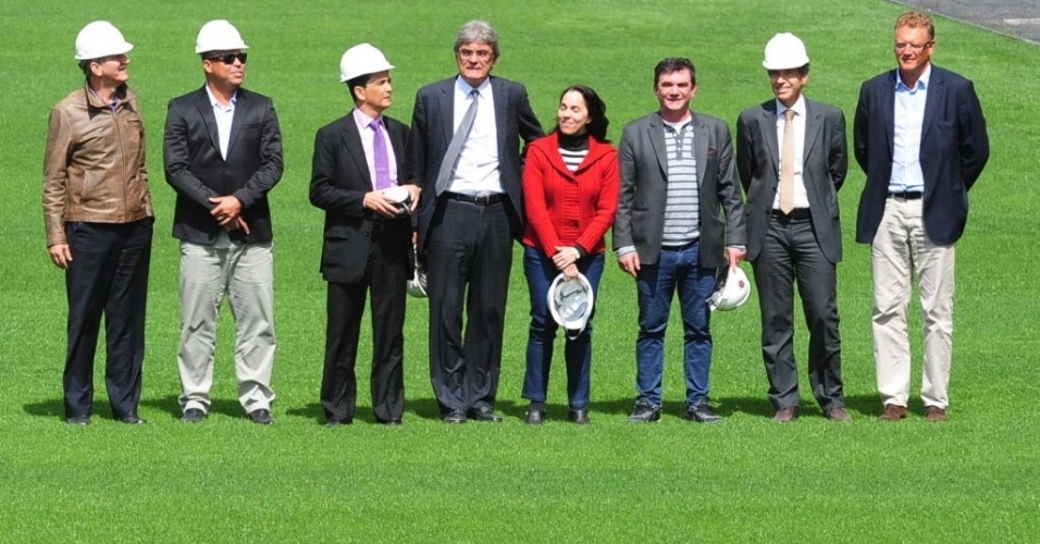19.ago.2013 - Comitiva do COL e o secretário-geral da Fifa, Jérôme Valcke (d), inspecionam o gramado do Itaquerão