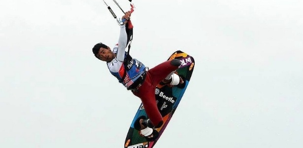 Eudázio da Silva, tricampeão brasileiro de kitesurf, deixou de pedir esmolas na praia para praticar - Reprodução/Facebook