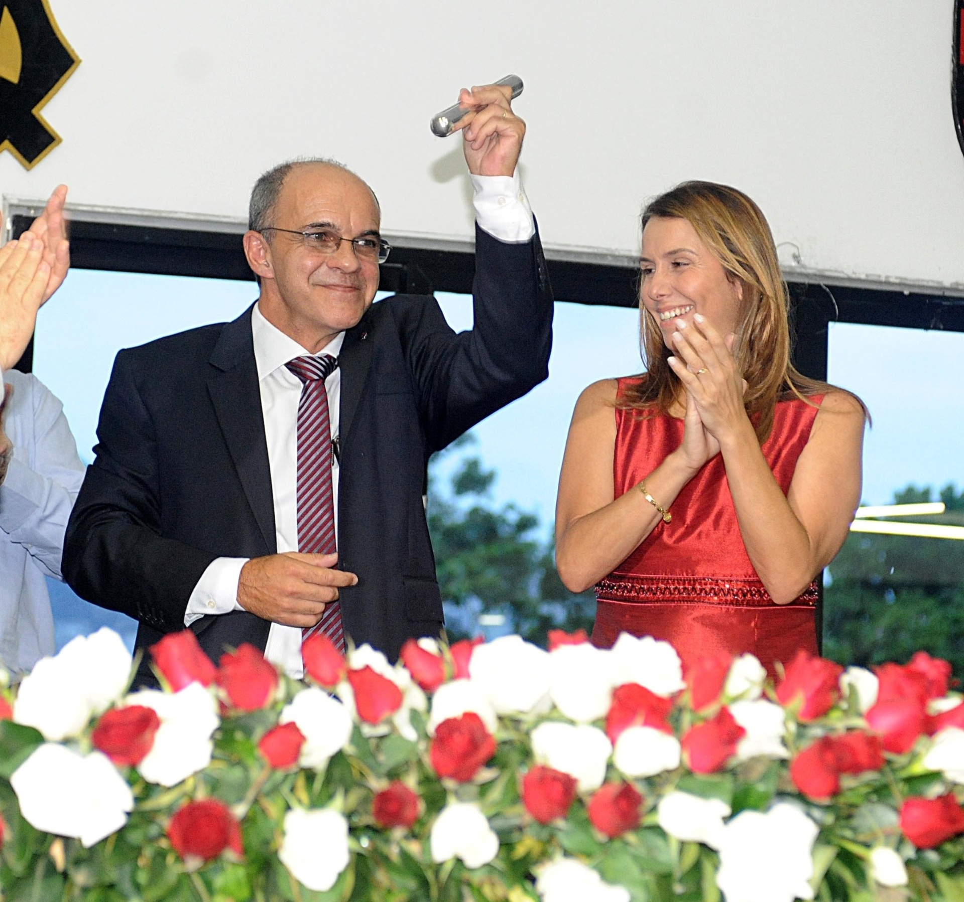 Novo presidente do Flamengo, Eduardo Bandeira de Mello, ergue o bastão recebido das mãos da ex-mandatária Patricia Amorim - undefined