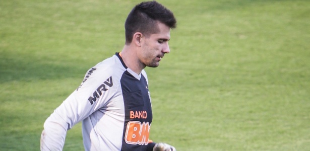 Goleiro Victor (f) e o atacante Jô devem desfalcar o Atlético-MG já contra o Corinthians 