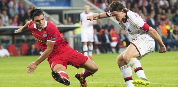 Rekik, do PSV, tenta tomar a bola de Montolivo em jogo válido pela fase preliminar da Liga dos Campeões - Reuters