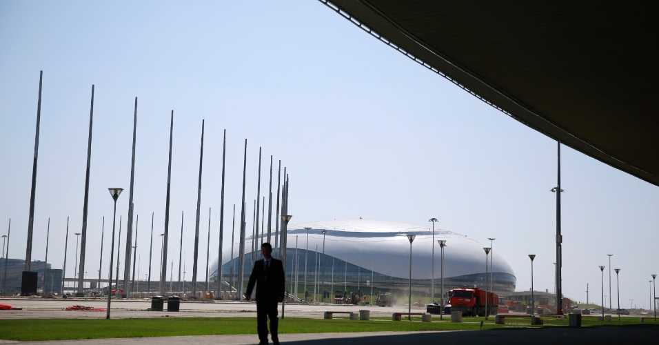 20.ago.2013 - Imagem mostra a área exterior do Bolshoy Ice Dome, que receberá partidas de hóquei nos Jogos de inverno de Sochi-2014